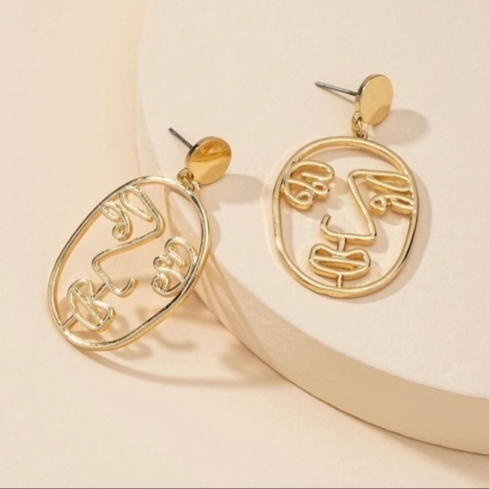 3/$30 💛 Abstract Face Earrings